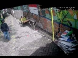 Salah satu bandit yang satroni kampung di Surabaya dan merampas HP bocah SD (Foto: Tangkapan layar video CCTV)