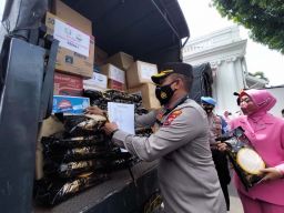 Bantuan Polrestabes Surabaya untuk Korban Erupsi Gunung Semeru