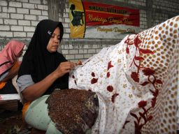 Foto: Melihat dari Dekat Pembuatan Batik Ningrat Lasem Binaan SIG