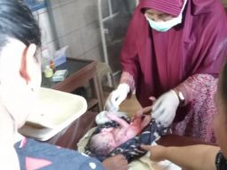 Bayi perempuan yang ditemukan di makam Bujuk Karjeleg, Desa Watulumbung, Kecamatan Lumbang, Kabupaten Pasuruan. (Foto: Moch. Rois/jatimnow.com)
