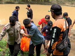Petugas mengevakuasi bocah SD tenggelam di Sungai Prajegan. (Foto: dok Polsek Sukorejo/jatimnow.com)