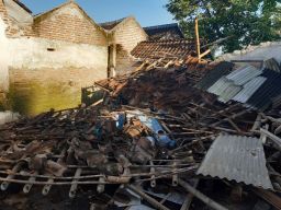 Rumah di Dusun Babakan Nongko, Desa Sabrang, Kecamatan Ambulu rusak akibat gempa pada Kamis (16/12/2021). (Foto: Nursih for jatimnow.com)