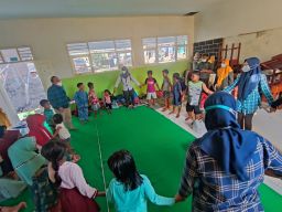 Dokter muda asal UMSurabaya mengajak anak-anak pengungsi erupsi Semeru bermain dan belajar bersama. (Foto: Humas UMSurabaya/jatimnow.com)