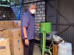 Dosen Untag Surabaya Hibahkan Alat Peleburan Aluminium Berbahan Bakar Oli Bekas
