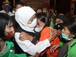 Khofifah Berbagi Keceriaan Bareng Ratusan Ojek Online Wanita di Surabaya
