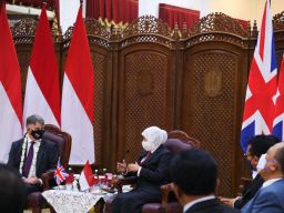 Duta Besar Inggris untuk Indonesia dan Timor Leste, Mr Owen Jenkins saat bertemu Gubernur Jawa Timur Khofifah Indar Parawansa. (Foto: Humas Pemprov Jatim)