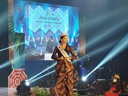 Putri Indonesia Jawa Timur Adinda Cresheila memperagakan kreasi batik asli Jatim (Foto-foto: Ni'am Kurniawan/jatimnow.com)