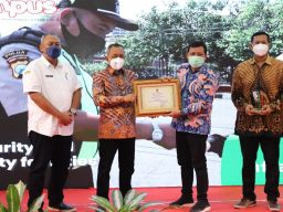 Rektor Untag Surabaya, Prof. Dr. Mulyanto Nugroho menerima penghargaan sebagai kampus terbaik III pada Lomba Eco Campus Tingkat Kota Surabaya Tahun 2021 (Foto: Humas Untag Surabaya)