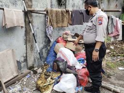 Polisi menunjukkan barang yang tersambar api akibat tabung elpiji bocor di Pasuruan. (Foto: Istimewa)