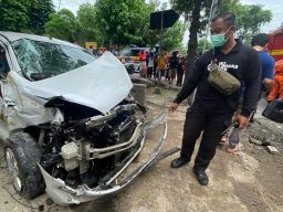 Mesin Mati saat Melintasi Rel, Mobil Ertiga Disambar Kereta Api di Surabaya