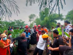 Proses evakuasi jenazah Sanudi (50), warga Desa Galih, yang tenggelam saat terjatuh menyeberangi sungai. (Foto: Moch Rois)