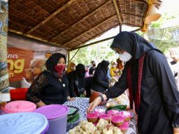 Pasar Kreasi Rakyat Menggeliat, Bupati Ipuk Borong Jenang di Desa Pendarungan