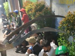 Senjata tajam milik anak-anak yang hendak tawuran berhasil diamankan warga Tanjungsari, Surabaya. (Foto: Jajeli Rois/jatimnow.com)