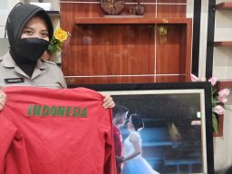 Veronita, berfoto dengan jaket Timnas kepunyaan sang suami, Fachruddin Aryanto (Foto: Mita Kusuma/jatimnow.com)