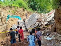Jembatan di Dusun Minjil yang ambrol dan tewaskan 2 pekerja. (Foto: Mita Kusuma/jatimno.com)