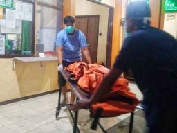 Saat jenazah korban Happy Tegu Darmawan di kamar mayat RSSA Malang. (Foto: Istimewa)