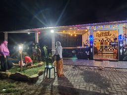 Suasana Kafe Nyantol di wilayah Desa Clarak, Kecamatan Leces, Kabupaten Probolinggo. (Foto: Mahfud Hidayatullah/jatimnow.com)