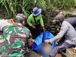 Proses evakuasi jenazah kakek yang tersambar kereta api di Banyuwangi