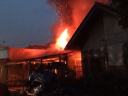 Rumah milik Trimo (60), warga Dusun Kebaman, Desa Kebaman, Kecamatan Srono, Kabupaten Banyuwangi, terbakar . (Foto: Rony Subhan)