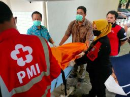 Jenazah korban kecelakaan dievakuasi di Kamar Mayat RSU dr Soetomo Surabaya