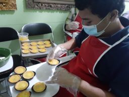 Proses pembuatan pie oleh salah satu teman disabilitas. (Foto: Dok. Andi Fuad Rachmadi for jatimnow.com)