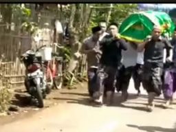 Keranda jenazah kades di Pasuruan digotong warga sambil berlari (Foto: Tangkapan layar video viral)