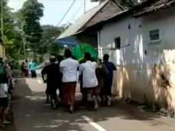 Keranda jenazah kades di Pasuruan digotong warga sambil berlari (Foto: Tangkapan layar video viral)