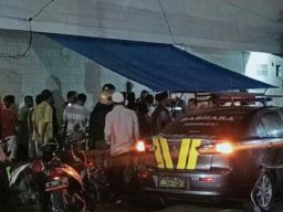Warga mendatangi warung soto Jl Dewi Sartika, Pasuruan, setelah ada seorang pria tewas mendadak. (Foto: Mochamad Rois/jatimnow.com)