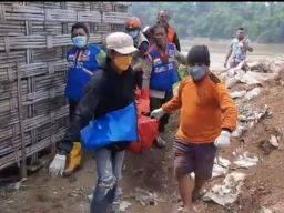 Petugas mengevakuasi mayat wanita setengah telanjang di Mojokerto. (Foto: Tangkapan layar/jatimnow.com)