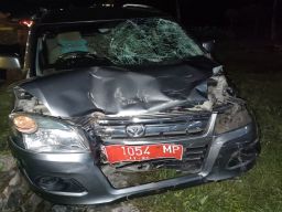 Mobil plat merah milik Disperindag Kabupaten Probolinggo ringsek setelah menabrak pemotor. (Foto: Polres Probolinggo/jatimnow.com)