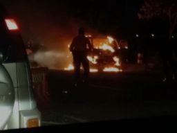 Mobil terbakar di pintu exit Tol Dumpil. (Foto: Mita Kusuma/jatimnow.com)