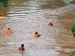 Tim SAR menyisir Sungai Rowo Teratai, Malang untuk mencari nenek yang dilaporkan hilang (Foto: Facebook Andik Agus Mardiko for jatimnow.com)