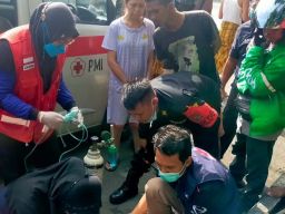 Sejumlah petugas saat berusaha menolong nenek di Surabaya yang tertabrak dua motor (Foto: Grup Kedaruratan 112 Surabaya)