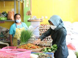 Wali Kota Mojokerto, Ning Ita saat mengecek harga cabai (Foto: Dinas Kominfo Kota Mojokerto)