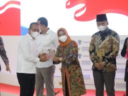 Wali Kota Mojokerto Ika Puspitasari saat terima penghargaan. (Foto: Achmad Supriyadi/jatimnow.com)