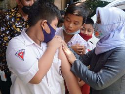 Wali Kota Mojokerto Ika Puspitasari saat meninjau vaksinasi anak. (Foto: dok Dinas Kominfo/jatimnow.com)