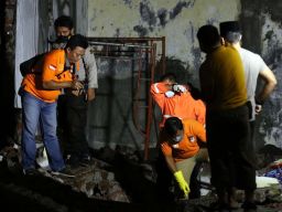 Proses identifikasi pekerja tewas tertimpa tembok di Surabaya (Foto: Zain Ahmad/jatimnow.com)