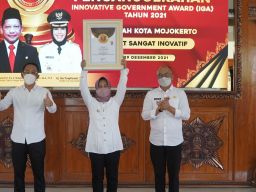 Wali Kota Mojokerto Ika Puspitasari saat menunjukkan piagam penghargaan IGA 2021 (Foto: Diskominfo Kota Mojokerto)