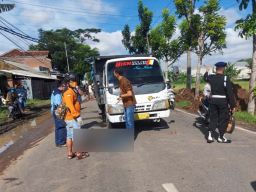 Pemotor yang tewas tertabrak truk di Malang (Foto: Istimewa)
