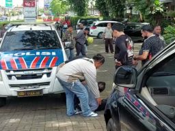Polisi berpakaian preman melumpuhkan empat terduga perampok di Taman Dayu, Pasuruan