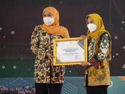 Gubernur Khofifah Indar Parawansa saat berikan penghargaan kepada Wali Kota Mojokerto Ika Puspitasari dalam peringatan Hari Kesehatan Nasional (Foto: Achmad Supriyadi/jatimnow.com)