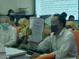 Perwakilan Polrestabes Surabaya Iptu Komar Sasmito saat menunjukkan laporan. (Foto: Ni'am Kurniawan/jatimnow.com)