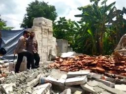 Kapolres Mojokerto Kota AKBP Rofiq Ripto Himawan saat meninjau masjid ambruk (Foto: Achmad Supriyadi)