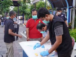 Polrestabes Surabaya Tes Urine Puluhan Sopir dan Kondektur di Terminal Bratang