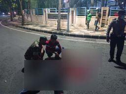 Sejumlah petugas mengevakuasi pria yang bersimbah darah di Surabaya
