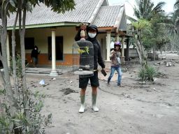 Rumah di Dusun Kebondeli Utara berdiri kokoh diterjang awan panas guguran (APG). (Foto: Mahfud Hidayatullah/jatimnow.com)