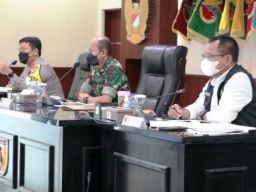 Pertemuan Forkopimda Jawa Timur membahas antisipasi kedatangan TKI agar tidak menyebarkan Omicron. (Foto: Dok. Humas Pemprov Jatim)