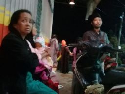 Suara gemuruh berasal dari Gunung Semeru membuat panik warga di Desa Sumbermujur Kecamatan Candipuro Kabupaten Lumajang. (Foto: Mahfud Hidayatullah/jatimnow.com)