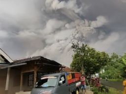 Erupsi Gunung Semeru membuat jalur penerbangan dialihkan. (Foto: Istimewa)