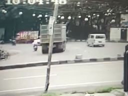 Tangkapan layar CCTV di lokasi kecelakaan dua siswi di Pasuruan. (jatimnow.com)